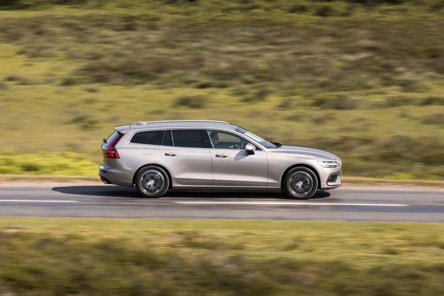  Volvo V60 D4 Momemtum 2018 года  (UK) (фото 26 из 40)